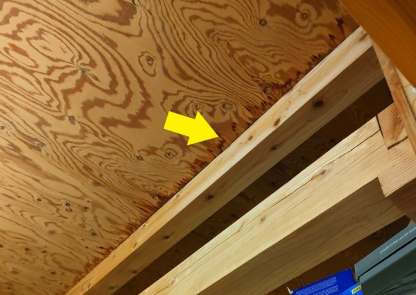 納戸の木部材に雨染み　雨漏り調査